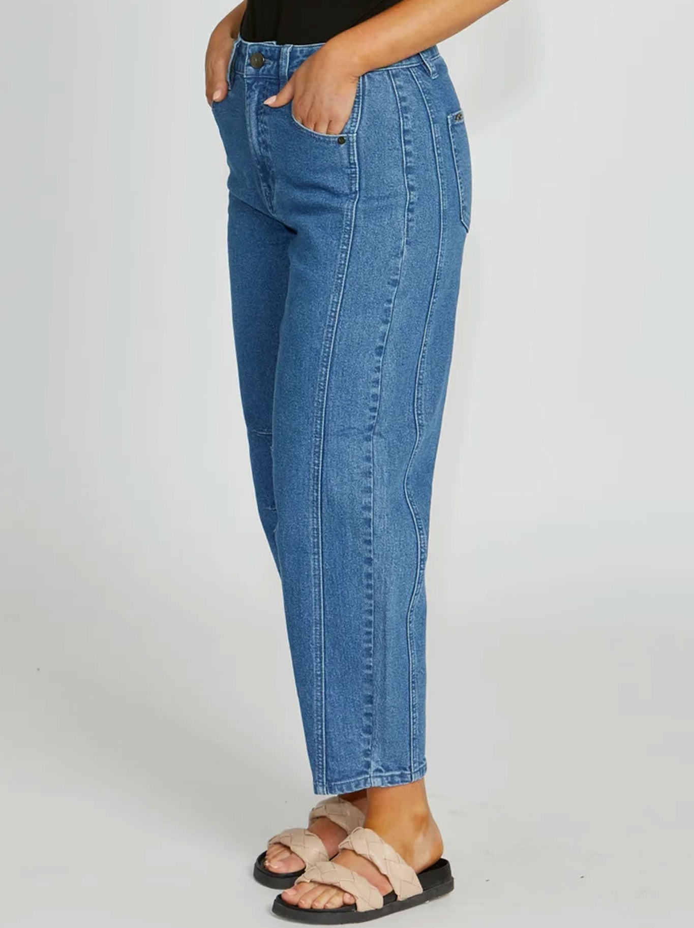 NEW LONDON TRURO BARREL LEG JEAN